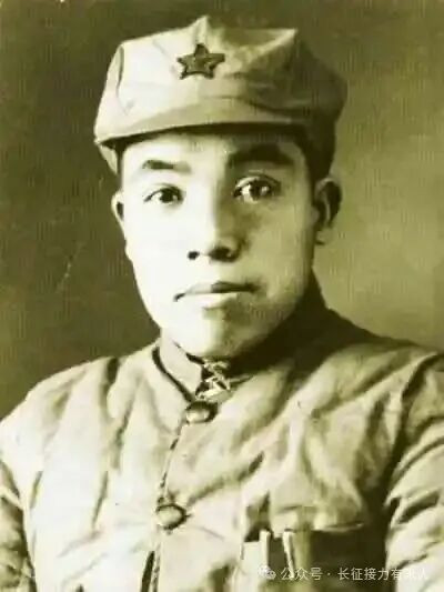 朱旦华,毛泽民烈士的遗孀,1946年从新疆监狱被营救回延安的老党员,江西省妇联原主任,“反修防修”中因“新疆叛徒集团案”被隔离审查长达八年,工资冻结、人格受辱。按常理说,她有足够多的“个人理由”对“反修防修”充满怨恨,对毛泽东充满怀疑。但令人深思的是,1991年苏联解体后,她没有被个人苦难所吞噬,而是主动重新思考毛主席发动“反修防修”的初衷,并得出了一个与主流“彻底否定论”截然不同的结论:毛主席的