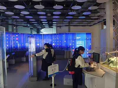 自日本政府宣布对出口韩国的半导体材料加强审查与管控以来，双方争端持续升级。半导体产业是韩国的支柱产业，在原材料供给方面对日依赖度非常高。日本在此次对韩出口管制中显示出一剑封喉的制御能力，与其处在产业链上游的位置密不可分。 围绕日韩纷争，韩国在暴露出自身产业链缺陷的同时，也让人注意到日本被低估的经济实力和科技创新力，因此有必要对所谓“日本失去的二十年”进行重新审视。 1   2019年7月，日本列入
