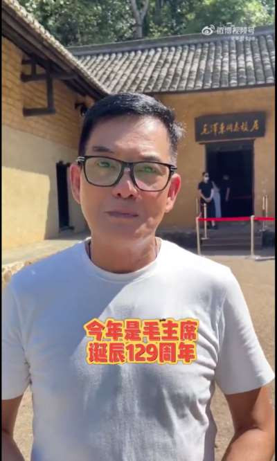 只要是稍微懂得一点近当代的历史,如果这个人还是一个正直的懂得感恩的中国人,都会对毛主席怀有深厚的感恩之情的,而这种感恩之情也会让我们情不自禁的流露出来。