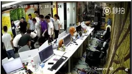 畸形加班现象在一些地方愈演愈烈，一些人宣扬的所谓“奋斗观”严重走偏变味。