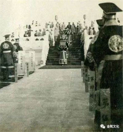 谁犯了官僚主义,不去解决群众的问题,骂群众,压群众,总是不改,群众就有理由把他革掉。