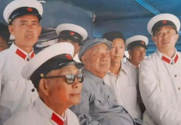 革命到底：毛主席73岁畅游长江，朱老总88岁登战舰乘风破浪，周总理晚年指挥大家唱