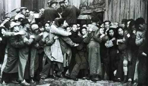 这种情况下,必须由政府代表人民的利益,出面统一集中救灾物资,按需、按轻重缓急分配。政府不应舍弃每一名社会成员,将给每一名社会成员平等的获得抗灾必需品的机会,而不是按照市场规则优先保障相对富裕少数人,同时让极少数人发大财!