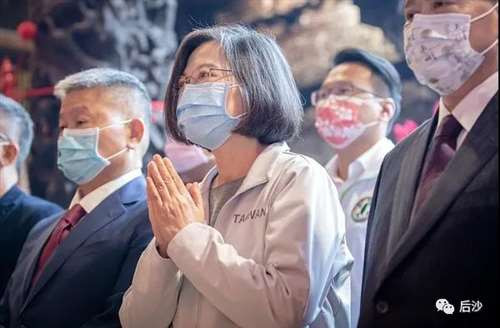 大国崛起跟小民尊严是统一体，龙应台却将这两者刻意对立起来，她怎么不去美国宣传她的“小民尊严”？    美国明明白白地告诉世界，它嘴里的什么“民主、自由、人权、规则、契约”，全是假的。