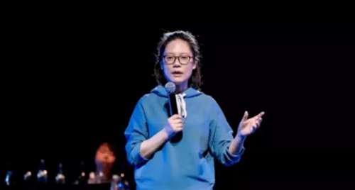 教育容易产生抵触心理,读书容易让人思辨,唯有电影、电视剧这种视觉艺术,短时间一下子就能触及灵魂,改变一代人……这就叫“办大事还是得靠搞艺术的”。