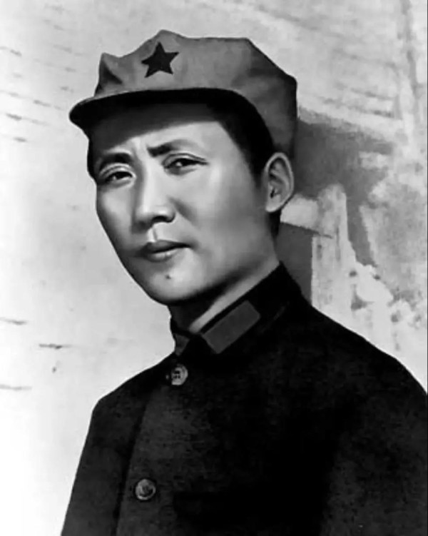 共产党人先进就先进在，不是以站在群众之上的居高临下的少数社会精英的姿态和视角，去看待和解决问题，而是从劳动群众的立场和视角，去看待和解决问题，往小了讲这叫群众观点，往大了说就叫群众史观。