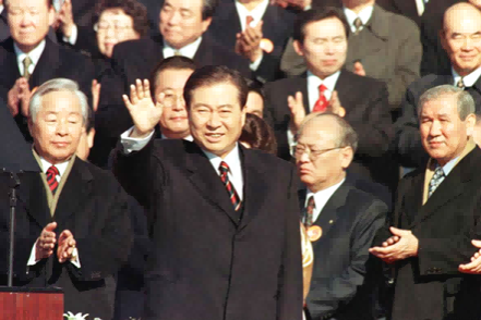 急躁的脾气、对精致的极致追求,这个国家的心态,紧绷地让人窒息。