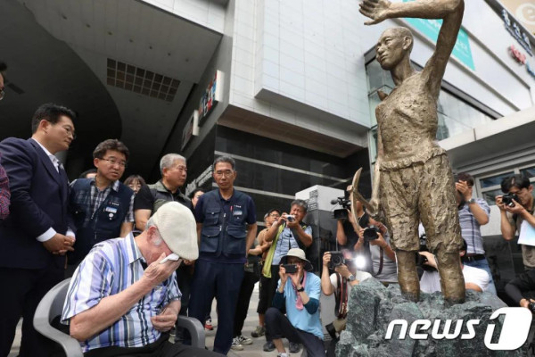 这些都让越来越多的韩国民众意识到，美国并不是施恩韩国的散财童子，更不是为半岛播撒民主意识的恩公，美国只是为了自己的帝国利益来到这里，虽然吃相稍微好看一点，但本质上与日本殖民者无甚不同。