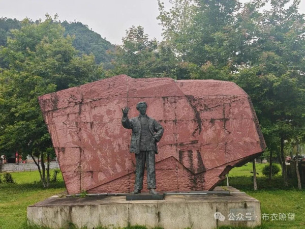 1935年1月，红军占领遵义。此时，中央红军已从出发时的八万六千人锐减至三万余人。部队疲惫，弹药匮乏，更重要的是——信心动摇，方向不明。