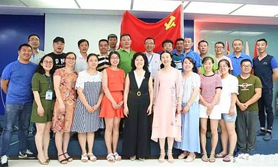 有的党建专家甚至还拿“红军所以艰苦奋战而不溃散,支部建在连上是一个重要原因”，来说明私企建党的重要性，其要害就是混淆了公私的根本区别，这不是风马牛不相及，这不是南辕北辙?