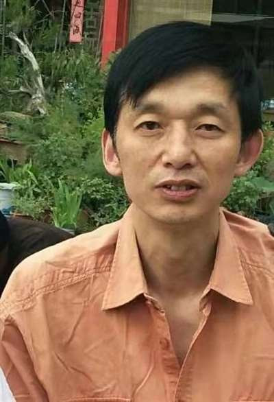 这样迷失主体性的普通劳动者不在少数……他是沾了一点知识分子气的工人，但和各类正儿巴经的知识分子其实隔得挺远，说到头，他首先是一个普通工人，只是这个漫长灰暗的年代妨碍了他的成长……我也一样。