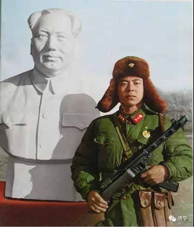 向雷锋同志学习,首要的是憎爱分明的阶级立场。这里从雷锋用的两种枪说起。立场不同,那么世界观就不一样,这就是道不同了。