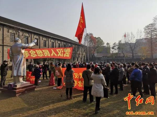 毛主席我们想念您:武汉工农兵群众隆重纪念毛主席诞辰127周年!