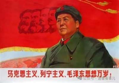 当下的世界,一边是危机,一边是希望。要打破旧秩序的枷锁,要在资本主义终结的历史阵痛里,孕育出真正的希望和变革,只有一条路,那就是以马克思列宁主义、毛泽东思想为指引,依靠最广大的无产阶级及其同盟军,依靠最广大的人民群众。