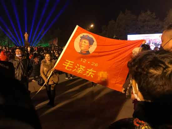 0点,沸腾的韶山,激动的人群,毛主席诞辰127周年再次见证滚滚红潮!