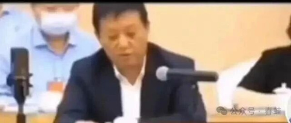 有些“主流、主导、管理”者不但看不到阶级压迫的隐蔽性,甚至反而向这种披着“伪善”外衣的阶级压迫投降,去歌颂这些为了维护阶级压迫而做的“伪善”!这难道不是一种思想混乱、乃至其根本源头吗?!