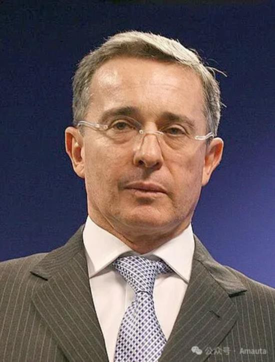 具有资深国会背景的参议员伊万·塞佩达·卡斯特罗(Iván Cepeda Castro)以超过60%得票率的压倒性优势赢得了党内初选总统候选人资格。那么,这位行将承接古斯塔沃·佩特罗(Gustavo Petro)总统未竟之改革事业,力图带领哥伦比亚左翼阵营走出2023年地方选举惨败阴霾的新领袖,何许人也?