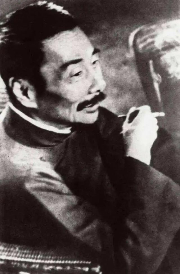 “狂人”的诞生不仅宣告了“吃人”时代的行将终结，更宣告了“真的人”之必将诞生。因此在这个意义上，鲁迅的《狂人日记》是“人”之诞生的宣言。