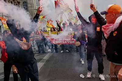 “没有人来工作是为了最后躺进棺材里”——面对在法国国家铁路公司(SNCF)的工作痛苦,铁路工人以罢工作为回应