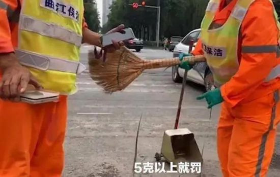 11月8日，一段“辽宁营口一环卫工借铁锹给路人2分钟被辞退”的视频在网上广为流传并引发热议，绝大多数网友在看到这个视频时都和我一样愤怒、不平。