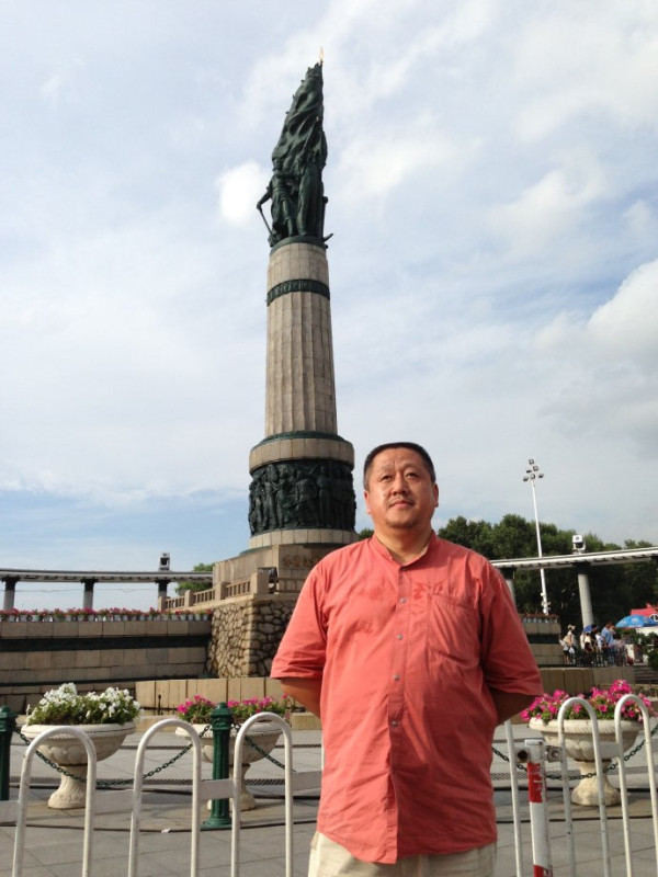 第一，我们自己就是健康力量，不要幻想他人。第二，对其他力量要理性观察，最大限度地团结宽容，集中力量打击极端主义卖国贼和带路党。