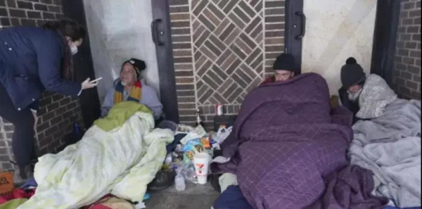 美国时刻被剥削并正在挨冻受饿的同胞们要记住，唯有镰刀和斧头才能真正的打败“吸血鬼”！