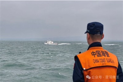 看,被殖民主义遮蔽了几百年的天,终于破开了一条口子,一道华光已经射了进来,——东方的天,快亮了。