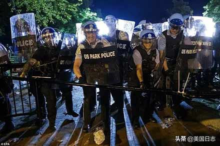 让我们重温上世纪六十年代毛泽东主席支持美国黑人抗暴斗争的声明，认清本质，坚定决心，鼓舞斗志，行动起来，给予美国人民反抗种族歧视的正义斗争以强大的声援！
