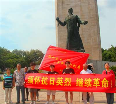 武汉人民纪念抗战胜利80周年,重走抗战路胜利结束!(图片新闻)