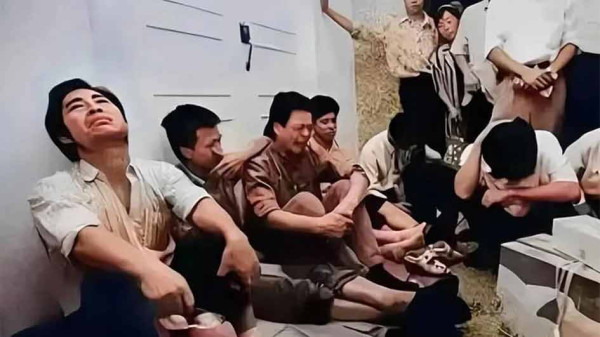 “阵痛过后是新生”——这句曾在国企改革时期频繁出现的承诺，如今听来仿佛历史深处一声遥远的叹息。几千万下岗工人曾紧握着这句誓言，在机床停转的寂静中，在告别宿舍区的最后回眸里，期待着阵痛之后的黎明。然而几十年过去，那些宣传阵痛的人早已腰缠万贯，而等待新生的人们，仍在生活的底层挣扎。这不禁让人追问：那究竟是一场不可避免的改革阵痛，还是一场精心设计的财富转移？