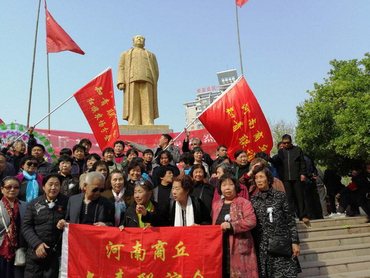 河南商丘人民清明节缅怀伟大领袖毛主席