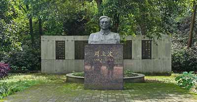村民们亲切地称呼他为“立波胡子”“凤祥哥”。他和农民同吃同住同劳动,穿着灰蓝布中山装,一双解放鞋,说着地道的益阳土话。除了脸上那副方框眼镜,他跟普通农民已经没有区别了。 正是这种深刻的“生活体验”,让他写出了邓秀梅、刘雨生、李月辉、亭面糊、陈先晋……这些人物不是一个一个“塑造”出来的,是从那片土地里长出来的。