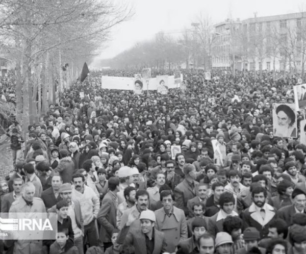 1979年的伊朗，在一片强烈反对声浪中，如何一步步走上神权政治？