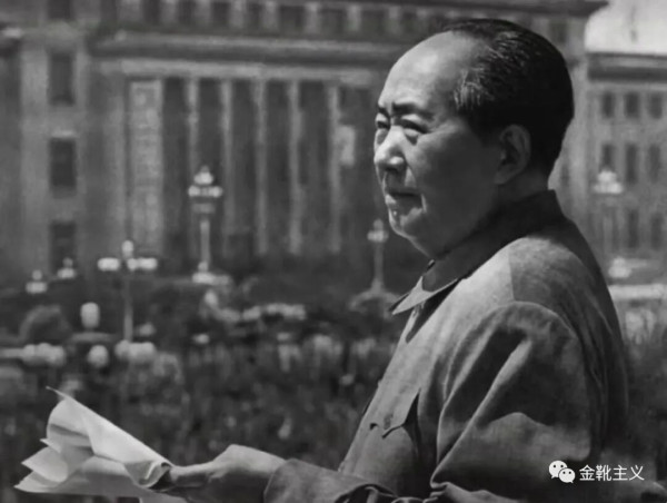 1942年5月，主席在延安文艺座谈会上的讲话中明确提出了“文艺应该为人民服务”的思想。