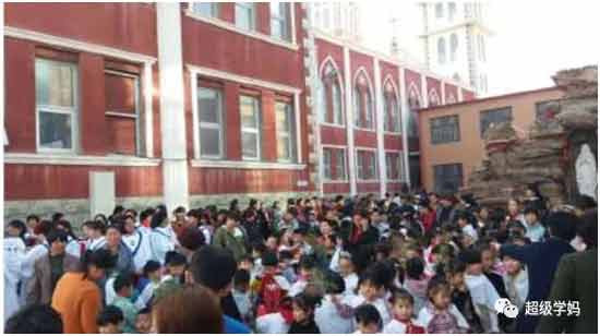 这边党和政府想尽一切办法精准扶贫，那边马上就被教会精准收割。很多宗教内部的神职人员，嘴里都是信仰，心里其实都是生意。