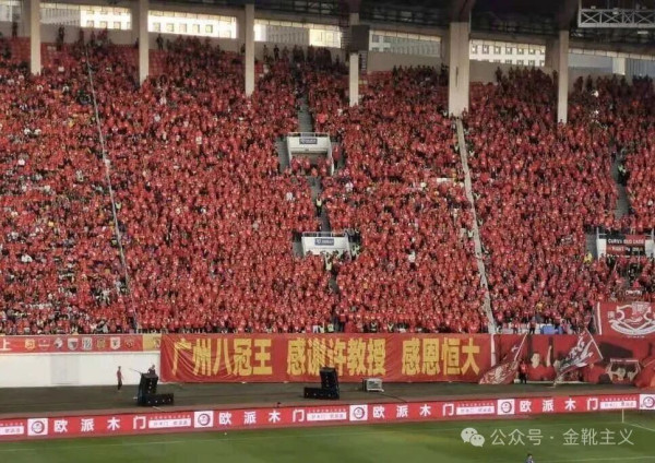 透过对李嘉诚为典型的嗜血地产商的极端讽刺——露骨台词轰炸、剧情真实还原、连“700块钱手表”的梗以及香港民众抗议公摊制度都全数奉上——这部电影堪称全方位无死角的控诉了一番「完美犯罪」。