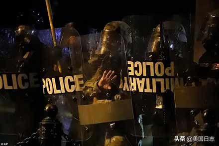 让我们重温上世纪六十年代毛泽东主席支持美国黑人抗暴斗争的声明，认清本质，坚定决心，鼓舞斗志，行动起来，给予美国人民反抗种族歧视的正义斗争以强大的声援！