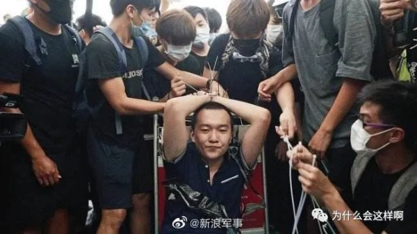 中国的文人媒体跟着西方做颠覆英雄的宣传,除了可以否定中国传统的侠义精神,更大的目的就是要否定新中国建立前后那个英雄辈出的时代而已,同时,还隐含着宣扬自私有理的基调,因为只要是英雄,就不可能是为了自己的私利而付出血汗甚至牺牲,为自己私利死去的,那叫人为财死,与英雄无关,而否定英雄,可以在人们心中继续否定已经处于气若游丝的大公无私的教育而已。