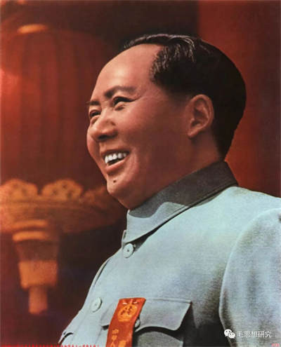 无疑,纪念毛主席,是一大亮点。但是,影片并没有展现毛主席思想的精髓——站在工人阶级的立场,为工人阶级的阶级利益而斗争。我一丝不苟的看完了影片的全部内容,却没有听到“工人阶级”和“阶级斗争观”。为工人阶级利益而斗争是毛泽东思想的核心观点,阶级斗争观是历史唯物主义的核心,毛主席是伟大的历史唯物主义者。不提阶级斗争和工人阶级立场,难免是本片的遗憾。