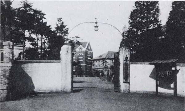 1929年8月30日,彭湃在上海龙华就义,年仅33岁。今天,是彭湃殉难九十七周年。谨以本章的翻译与整理,纪念这位从海丰地主家庭走出、亲手烧掉自家田契的“农民运动大王”——他用一生中最决绝的一次焚烧,把“田仔骂田公”的童谣变成了中国乡村的现实。