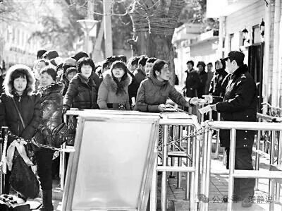 律师手握法律武器尚且遭遇权力压制,普通百姓的维权之路只会更加艰难。放弃以压制求稳定的畸形思路,让法庭回归公正,让基层愿意倾听,信访的人海才会真正散去,社会稳定才能拥有坚实根基。