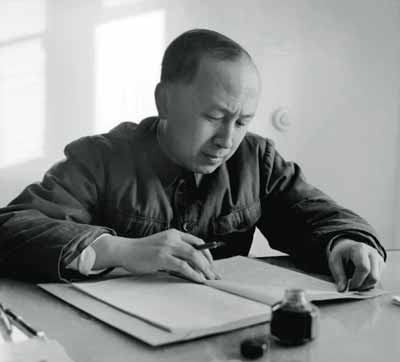 目前,美帝国主义战争贩子,在中东、远东制造紧张局势,掀起战争的危机,庆祝苏联成功发射人造卫星上天一周年,是有它特殊意义的。当苏联人造卫星响过天空的时候,它向全世界人民发出了和平的声音。