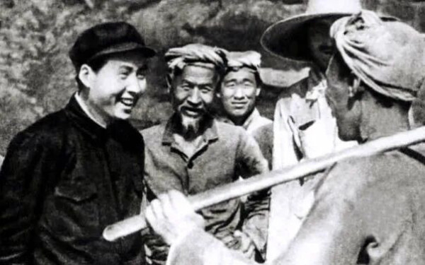 毛泽东关于“历史周期率”的思考，从“甲申对”的警示，到“窑洞对”的启示，再到“赶考对”的自觉，呈现出他以历史经验指导现实政治的逻辑递进。通过对历史教训的反思，他不仅明确了人民在历史发展中的主体地位，更将这一理念转化为具体的制度设计与政治实践，进而确立了以人民代表大会制度作为国家的根本制度。
