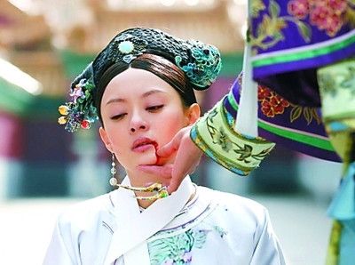 在“中国造”的影视剧中，一个最烂的标志，就是荧屏“美女化”。“美女化”的荧屏，让影视剧已丧失起码的信息负载力，很多影视剧几乎堕落成了骗子和“骗局”。