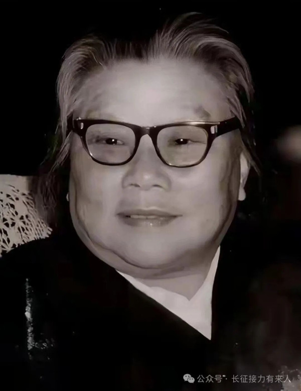 朱旦华,毛泽民烈士的遗孀,1946年从新疆监狱被营救回延安的老党员,江西省妇联原主任,“反修防修”中因“新疆叛徒集团案”被隔离审查长达八年,工资冻结、人格受辱。按常理说,她有足够多的“个人理由”对“反修防修”充满怨恨,对毛泽东充满怀疑。但令人深思的是,1991年苏联解体后,她没有被个人苦难所吞噬,而是主动重新思考毛主席发动“反修防修”的初衷,并得出了一个与主流“彻底否定论”截然不同的结论:毛主席的