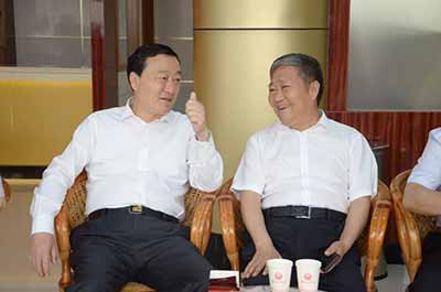 “全国粮食产业经济现场会”参会人员观摩南街村