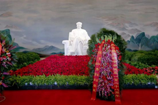 毛主席诞辰128周年,毛新宇携家人现身纪念堂,深切缅怀