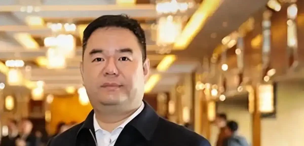 第二个许家印！又一首富栽了！世界500强全靠造假，千亿帝国清零