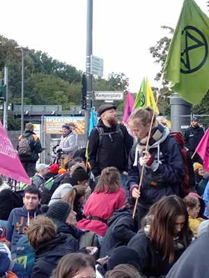 在柏林交通要道安营扎寨 - 柏林反抗（人类）灭绝行动现场报道