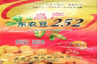 宾县大豆基地的资产疑云与假种子乱象，是一面照见乡村振兴现实困境的镜子。一粒种子的重量，关乎国运民生;一次维权的艰难，考验法治成色。